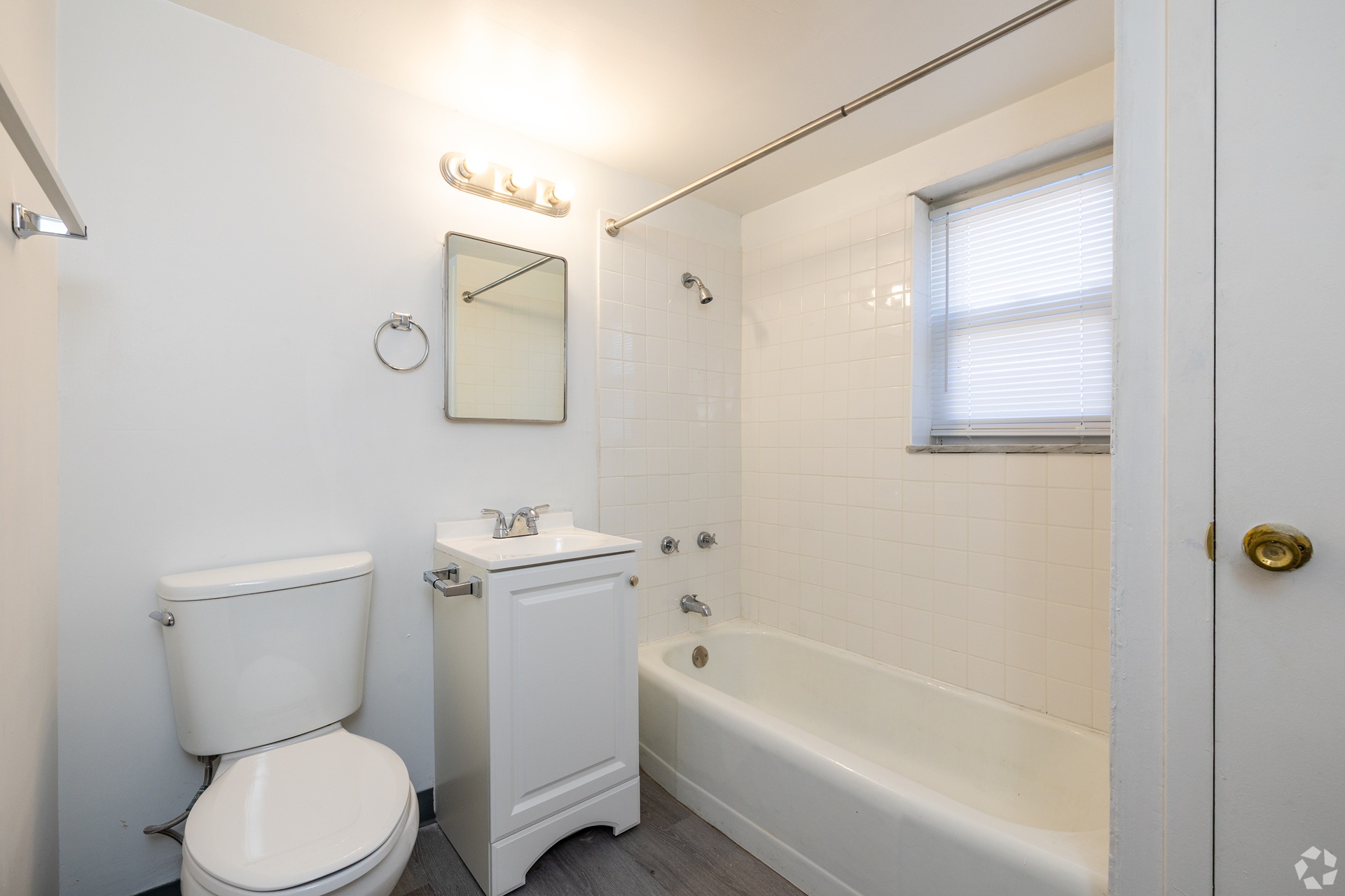 Independence Towers bathroom in Independence Missouri